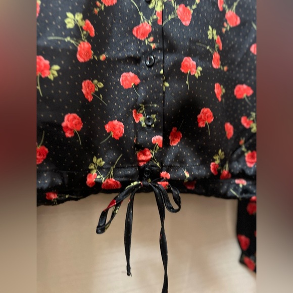 ⚫️ BOGO Revamped Black and Red Floral Blouse Cropped Long Sleeve Size XS - Picture 2 of 9